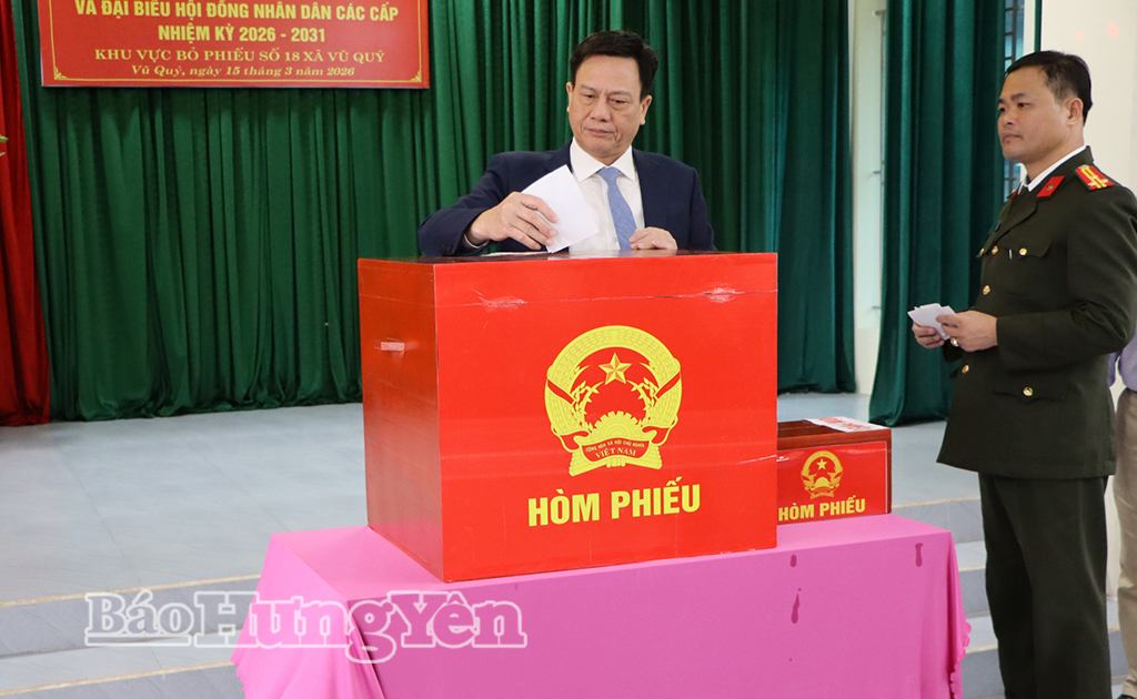 Đồng chí Vũ Kim Cứ, Ủy viên Ban Thường vụ Tỉnh ủy, Trưởng ban Quản lý Khu kinh tế tỉnh dự khai mạc và bỏ phiếu bầu cử tại thôn 2, xã Vũ Quý