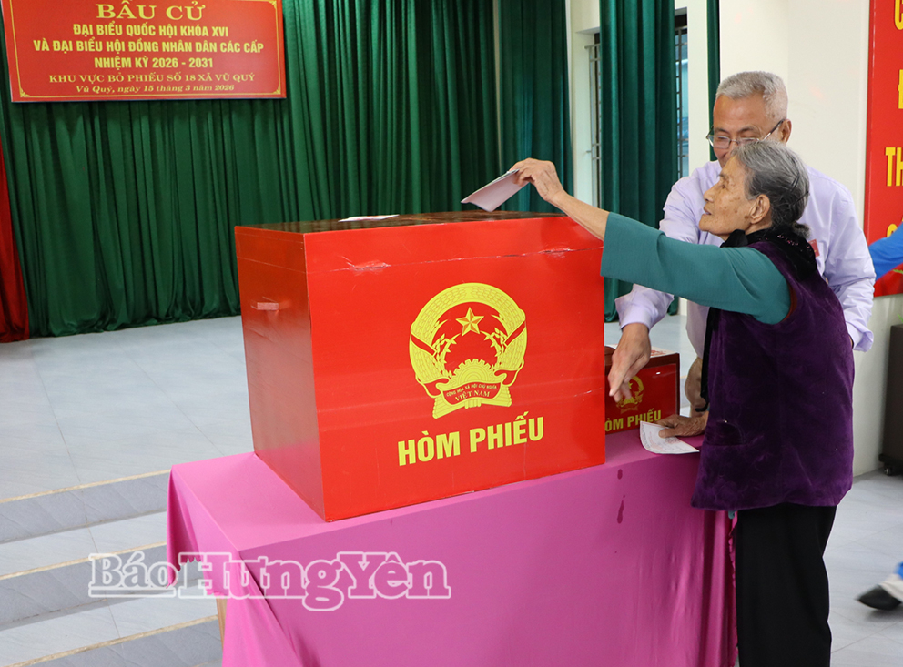 Cụ Đặng Thị Mão, 90 tuổi, cử tri thôn 2, xã Vũ Quý thực hiện quyền công dân của mình.