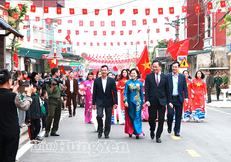 Đồng chí Bí thư Tỉnh ủy Nguyễn Hữu Nghĩa và các đại biểu tới dự lễ khai mạc và thực hiện quyền công dân tại Khu vực bỏ phiếu số 14, Đơn vị bầu cử số 4, tổ dân phố Yên Tập (phường Mỹ Hào).