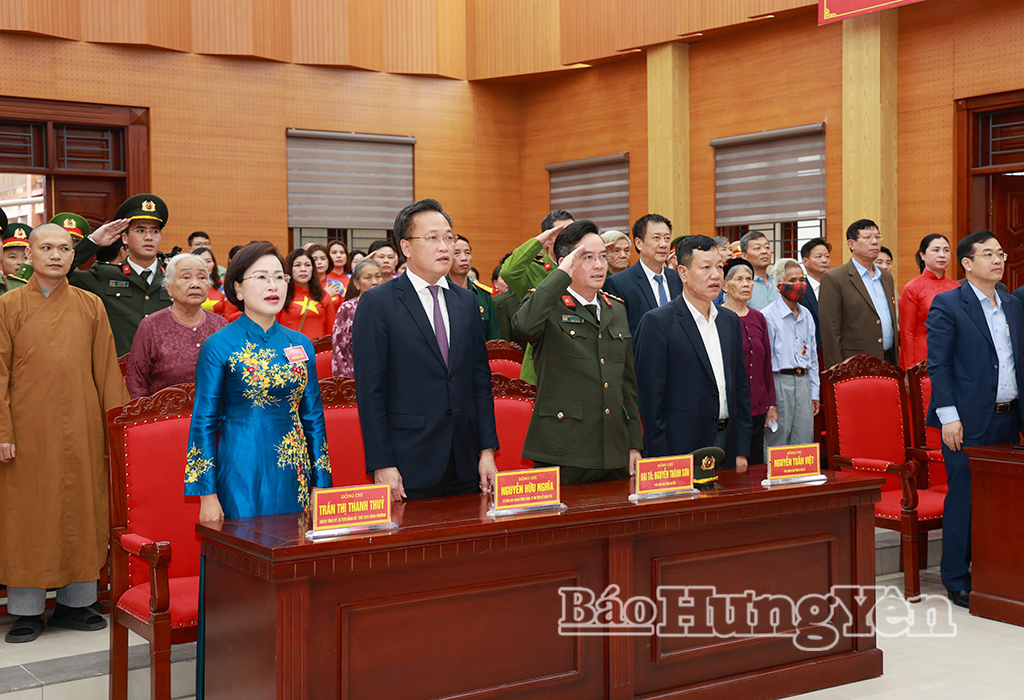 Đồng chí Bí thư Tỉnh ủy Nguyễn Hữu Nghĩa và các đại biểu thực hiện nghi lễ chào cờ.