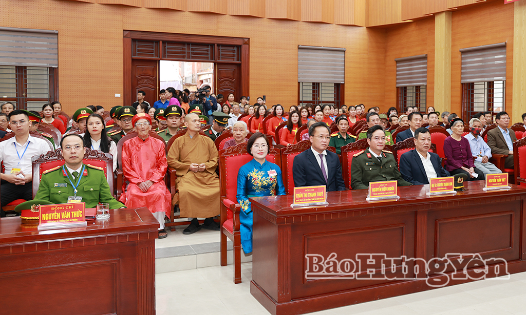 Đồng chí Bí thư Tỉnh ủy Nguyễn Hữu Nghĩa và các đại biểu dự lễ khai mạc tại Khu vực bỏ phiếu số 14, Đơn vị bầu cử số 4, tổ dân phố Yên Tập (phường Mỹ Hào).