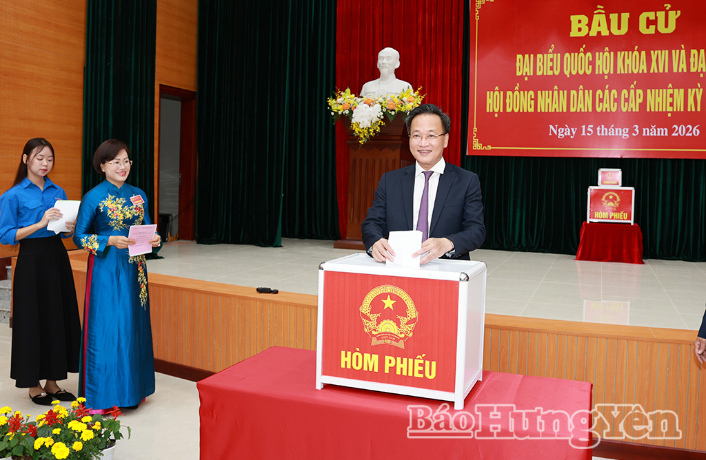 Đồng chí Bí thư Nguyễn Hữu Nghĩa bỏ phiếu bầu