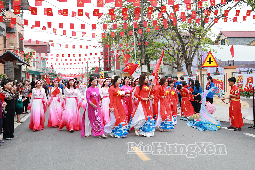 Các cử tri hân hoan đến khu vực bỏ phiếu