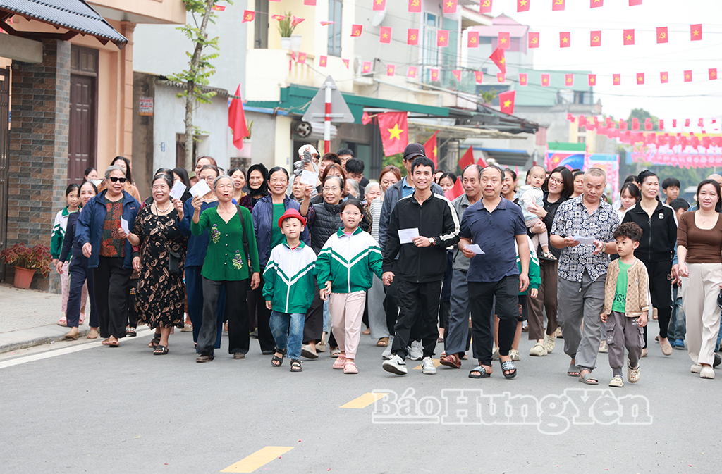 Các cử tri hân hoan đi bầu cử.