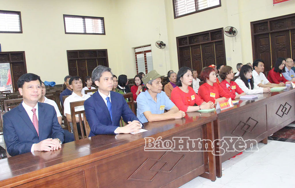 Các đại biểu dự lễ khai mạc bầu cử tại khu vực bỏ phiếu số 27, xã Như Quỳnh.