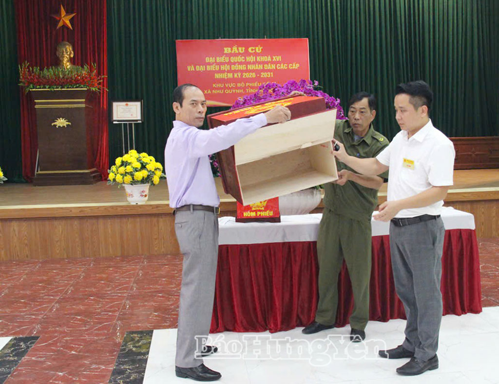 Kiểm tra hòm phiếu tại khu vực bỏ phiếu số 27, xã Như Quỳnh.