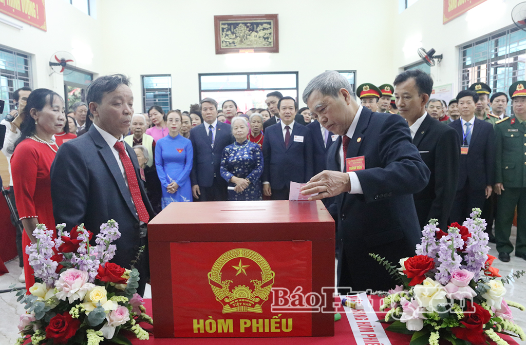 Thành viên tổ bầu cử Khu vực bỏ phiếu số 16, xã Quỳnh Phụ kiểm tra, niêm phong hòm phiếu.