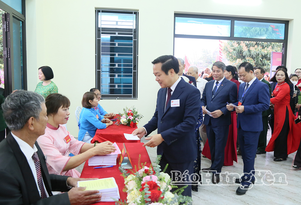 Đồng chí Chủ tịch UBND tỉnh Phạm Quang Ngọc và cử tri đăng ký bỏ phiếu bầu cử tại Khu vực bỏ phiếu số 16, xã Quỳnh Phụ.