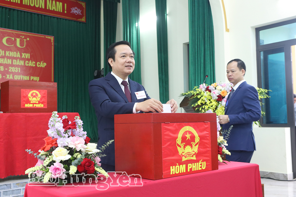 Đồng chí Chủ tịch UBND tỉnh Phạm Quang Ngọc bỏ phiếu bầu cử tại Khu vực bỏ phiếu số 16, xã Quỳnh Phụ.
