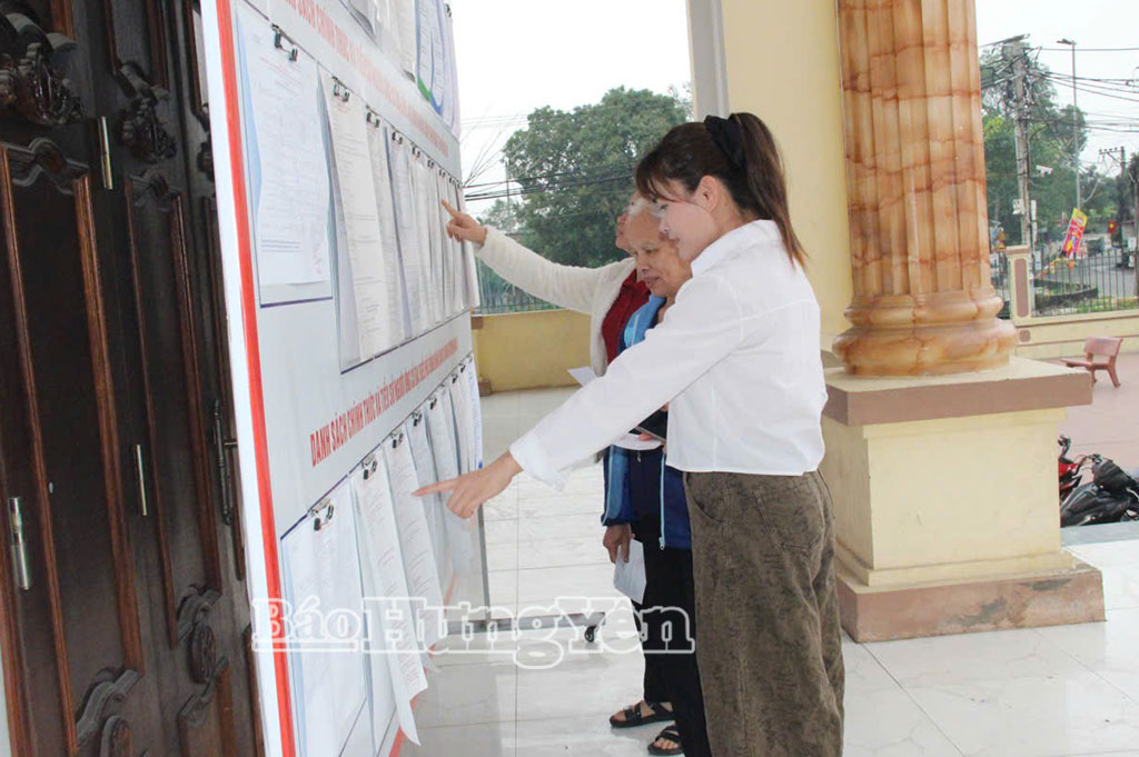 Cử tri thôn Thị Trung, xã Như Quỳnh tìm hiểu tiểu sử ứng cử viên.