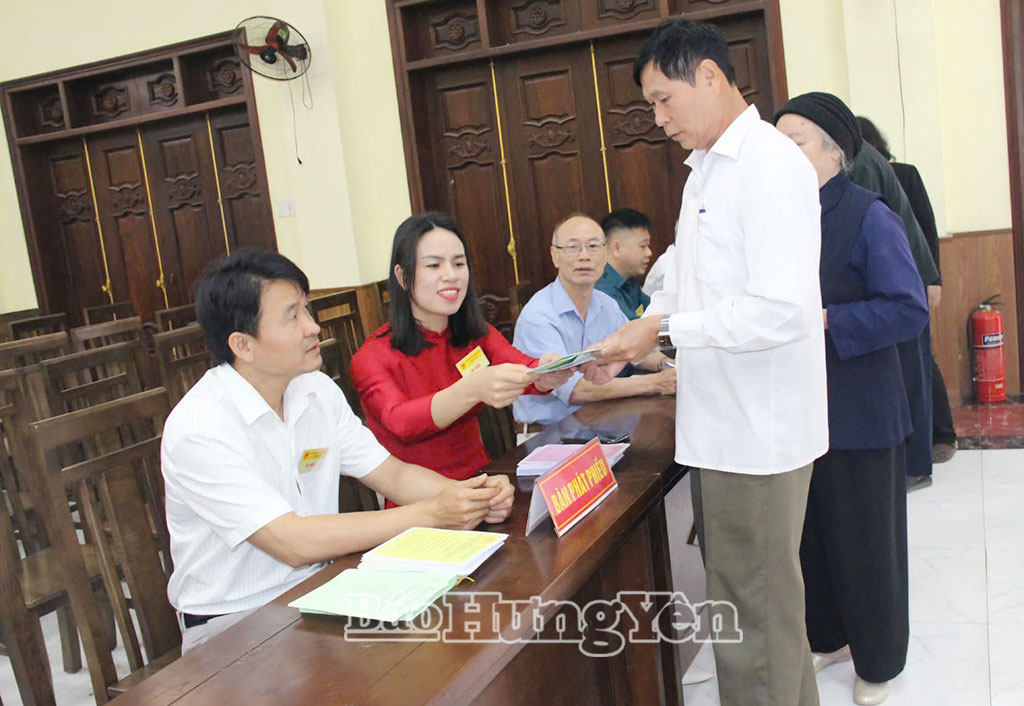 Cử tri thôn Thị Trung, xã Như Quỳnh nhận phiếu bầu cử.