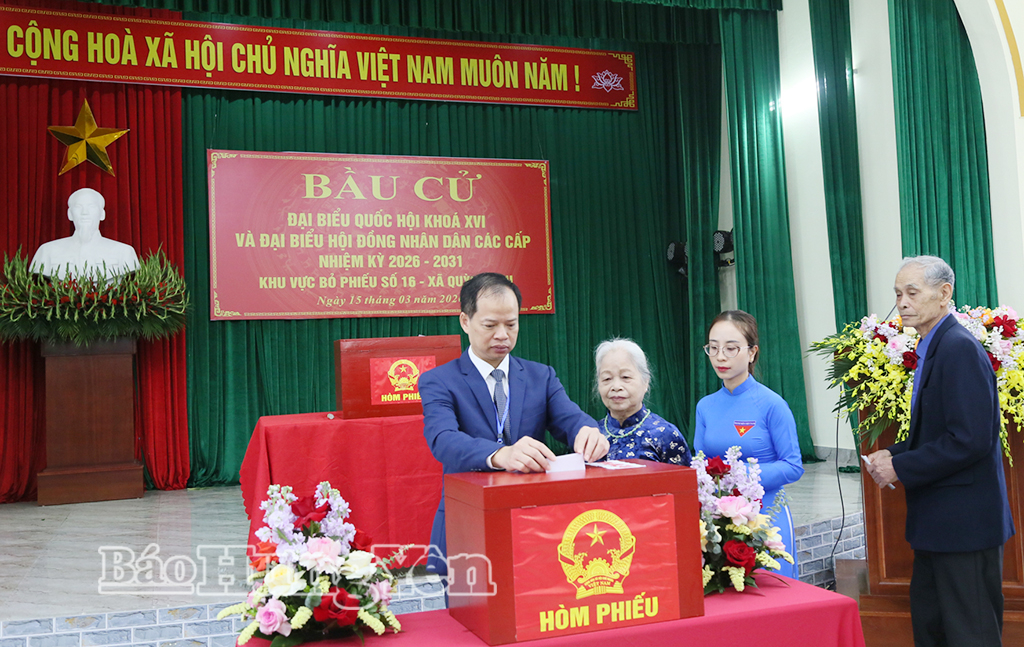 Lãnh đạo xã Quỳnh Phụ cùng cử tri bỏ phiếu tại Khu vực bỏ phiếu số 16, xã Quỳnh Phụ.