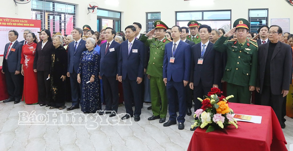 Đồng chí Chủ tịch UBND tỉnh Phạm Quang Ngọc và cử tri dự khai mạc bầu cử tại Khu vực bỏ phiếu số 16, xã Quỳnh Phụ.