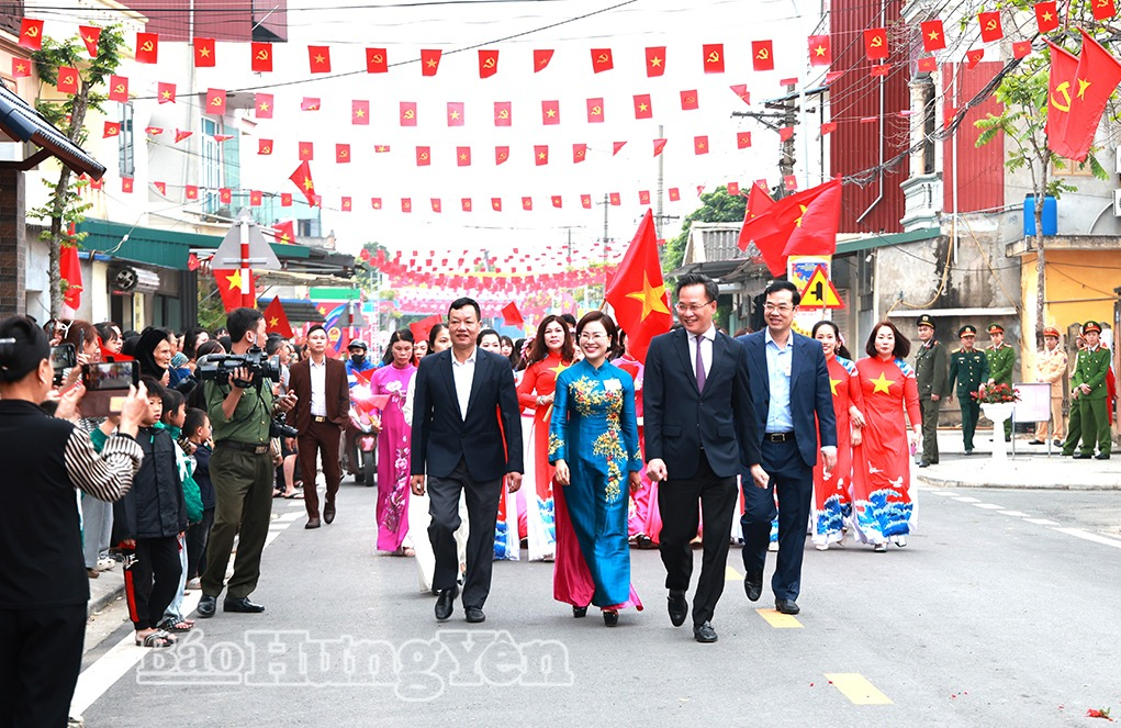 Đồng chí Bí thư Tỉnh ủy Nguyễn Hữu Nghĩa và các đại biểu tới dự lễ khai mạc và thực hiện quyền công dân tại Khu vực bỏ phiếu số 14, Đơn vị bầu cử số 4, tổ dân phố Yên Tập (phường Mỹ Hào).