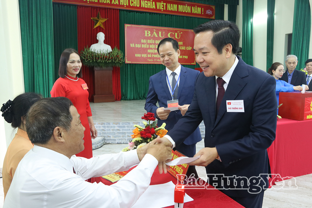 Đồng chí Chủ tịch UBND tỉnh Phạm Quang Ngọc động viên thành viên tổ bầu cử tại Khu vực bỏ phiếu số 16.