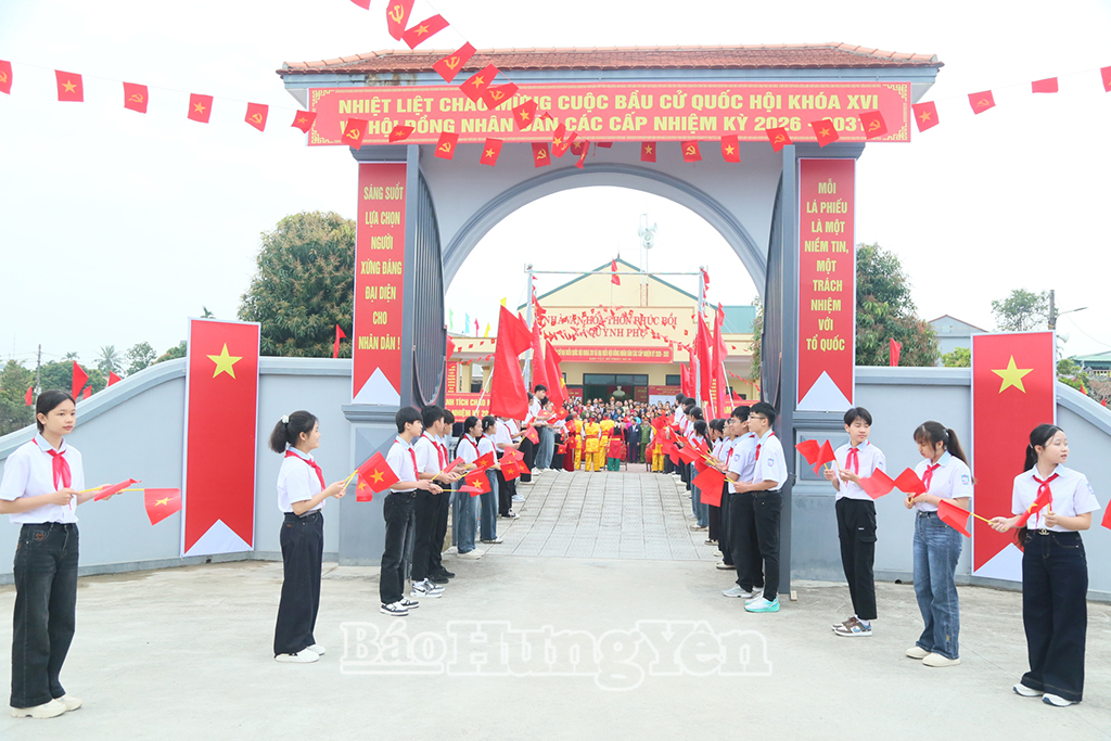 Không khí cờ hoa, rực rỡ tại Khu vực bỏ phiếu số 16.