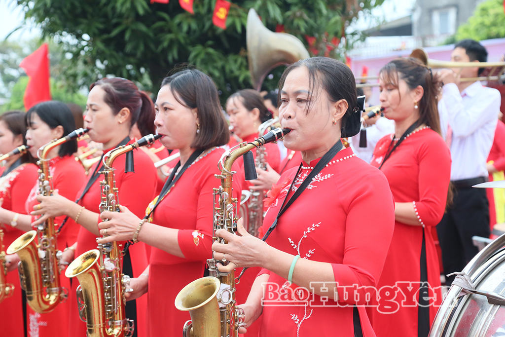 Màn trống hội và kèn đồng sôi nổi, góp phần tạo không khí phấn khởi của ngày hội non sông.