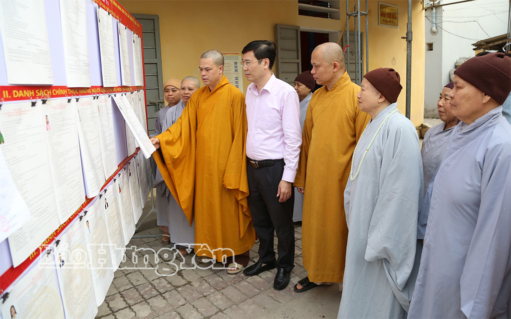 Tăng ni chùa Thánh Long, phường Trần Lãm tìm hiểu thông tin người ứng cử đại biểu Quốc hội khóa XVI và đại biểu HĐND các cấp nhiệm kỳ 2026–2031. Ảnh Trịnh Cường