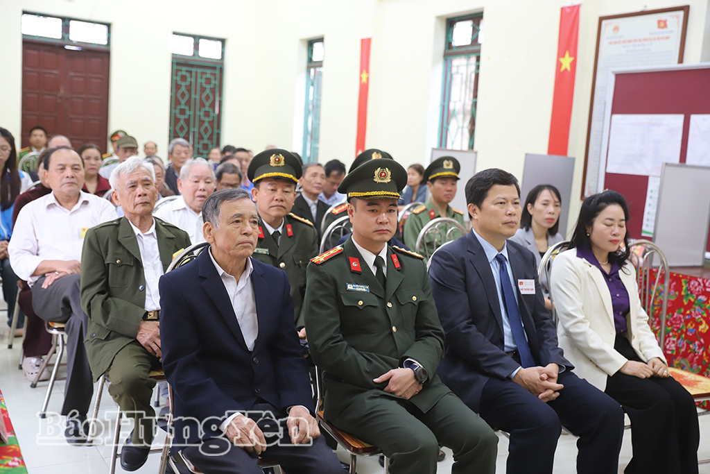Đồng chí Phó Bí thư Thường trực Tỉnh ủy, Chủ tịch Ủy ban MTTQ Việt Nam tỉnh dự khai mạc bầu cử tại đơn vị bầu cử số 2, xã Lương Bằng.