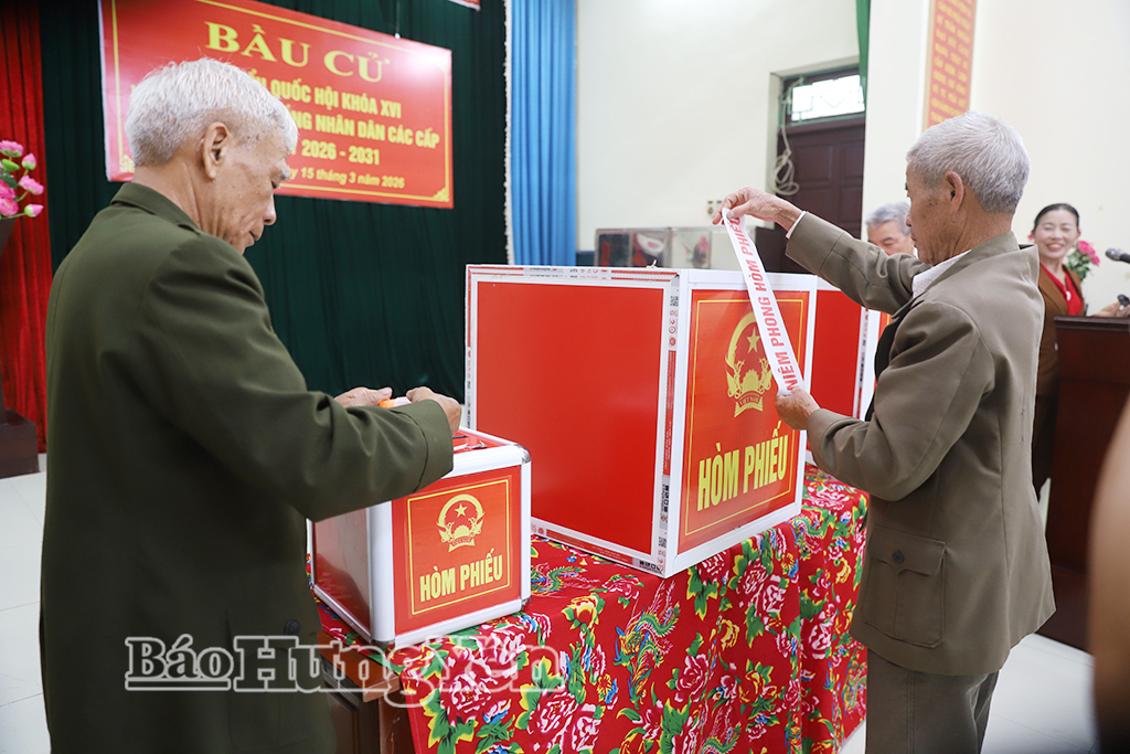 Kiểm tra và niêm phong hòm phiếu tại khu vực bỏ phiếu số 2, xã Lương Bằng.