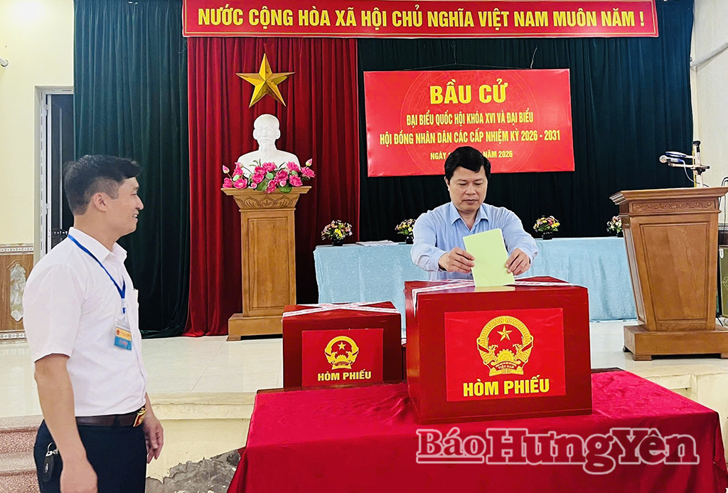 Đồng chí Trần Quốc Toản, Phó Bí thư Thường trực, Chủ tịch Ủy ban MTTQ Việt Nam tỉnh tham gia bỏ phiếu tại khu vực bỏ phiếu số 16, phường Phố Hiến.
