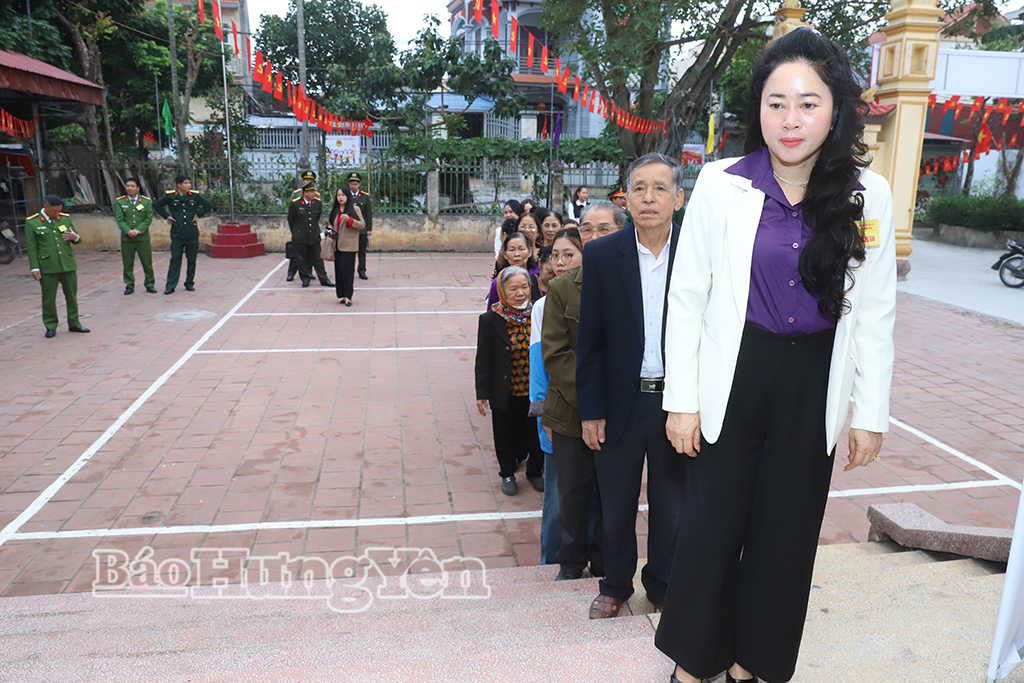 Các cử tri xếp hàng vào khu vực bỏ phiếu.