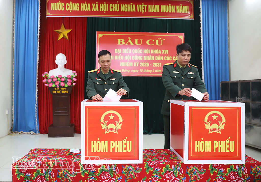 Các cử tri xã Lương Bằng tham gia bỏ phiếu.