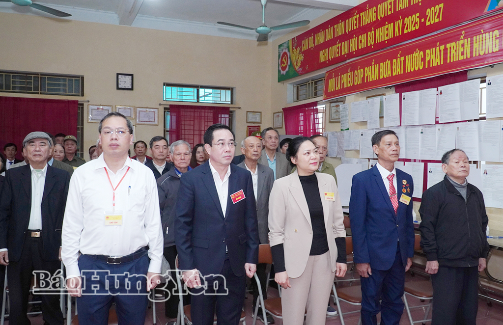 Đồng chí Nguyễn Văn Huy, Phó Trưởng đoàn chuyên trách Đoàn Đại biểu VV88 casino đăng ký khóa XV tỉnh và các đại biểu thực hiện nghi thức lễ chào cờ.