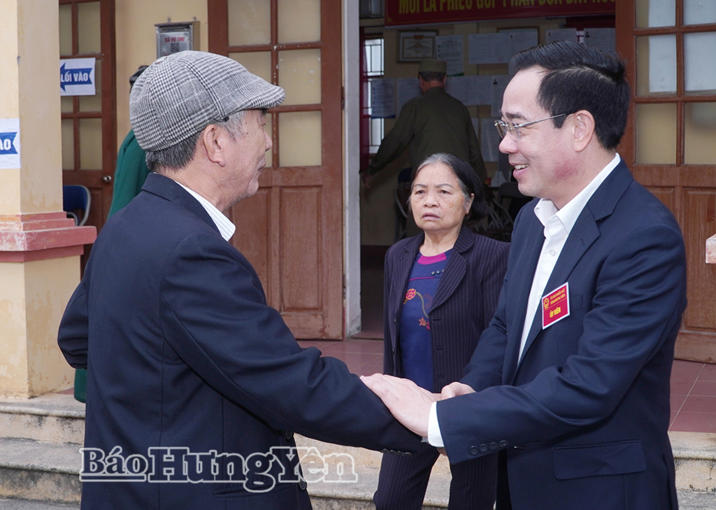 Đồng chí Phó Trưởng đoàn chuyên trách Đoàn Đại biểu VV88 casino đăng ký khóa XV tỉnh Nguyễn Văn Huy thăm, động viên một cử tri cao tuổi ở thôn Quyết Thắng tại Khu vực bỏ phiếu số 2, Đơn vị VV88id casino và khuyến mãi số 1 xã Vũ Thư.