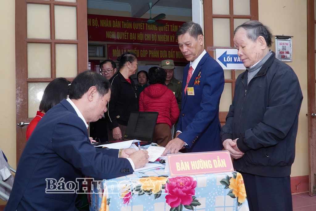 Cử tri được các thành viên Tổ VV88id casino và khuyến mãi số 2 (thôn Quyết Thắng) hướng dẫn thủ tục, quy trình VV88id casino và khuyến mãi.