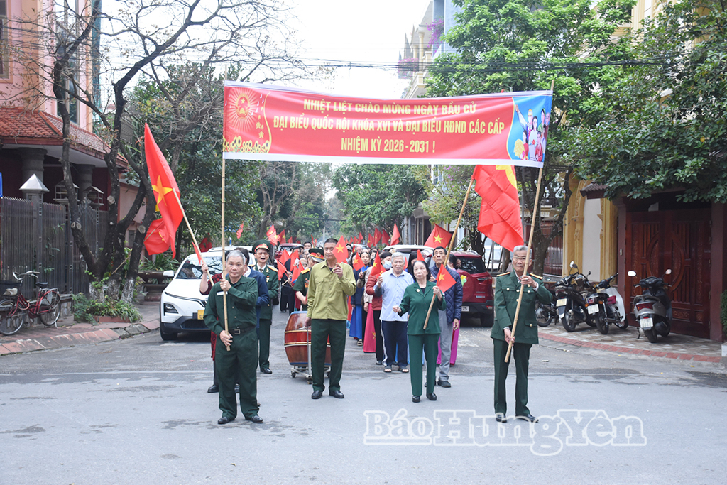 Cử tri khu vực bỏ phiếu số 09, phường Trần Hưng Đạo diễu hành, tiến về khu vực bỏ phiếu tạo nên bầu không khí sôi nổi của ngày hội non sông.