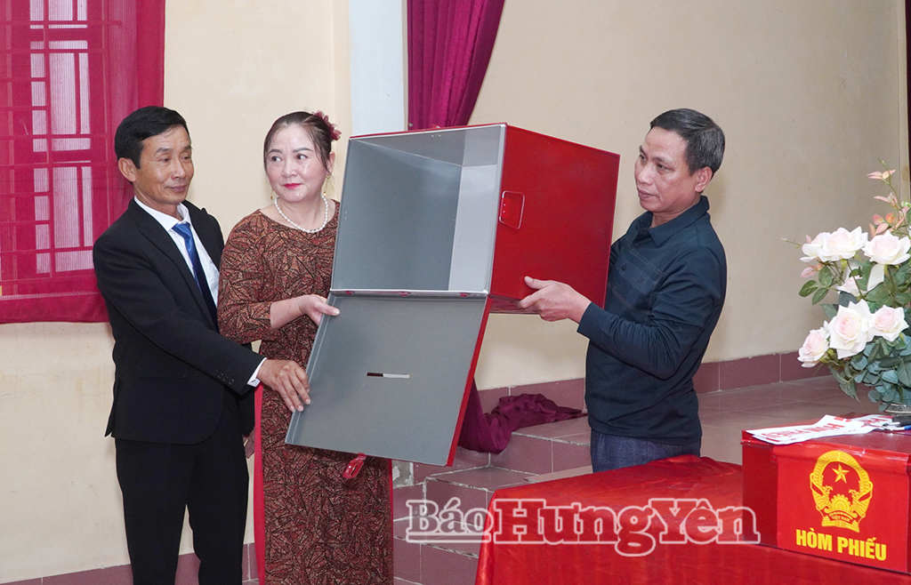 Tổ VV88id casino và khuyến mãi số 2 (thôn Quyết Thắng, xã Vũ Thư) và đại diện cử tri thực hiện kiểm tra và niêm phong hòm phiếu trước khi tiến hành VV88id casino và khuyến mãi.