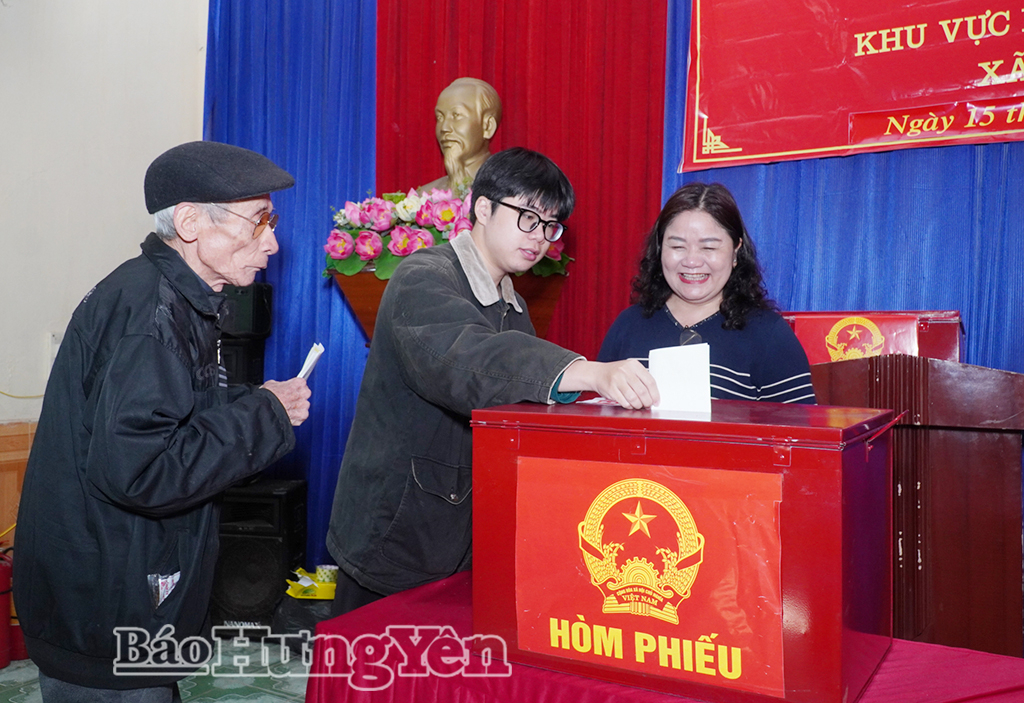 Các cử tri thực hiện bỏ phiếu bầu đại biểu VV88 casino đăng ký khóa XVI và HĐND các cấp nhiệm kỳ 2026 - 2031 trong niềm vui của ngày hội non sông.