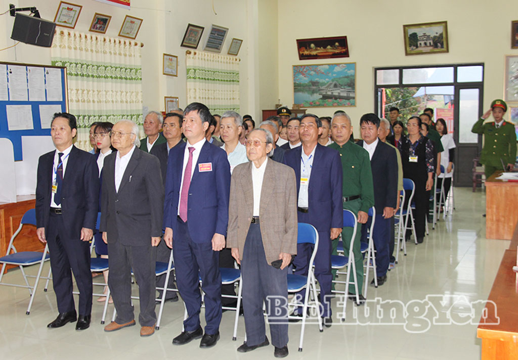 Đồng chí Phó Chủ tịch Thường trực HĐND tỉnh Lê Xuân Tiến và các đại biểu, cử tri tại khu vực bỏ phiếu số 19, xã Hoàng Hoa Thám thực hiện nghi lễ chào cờ.