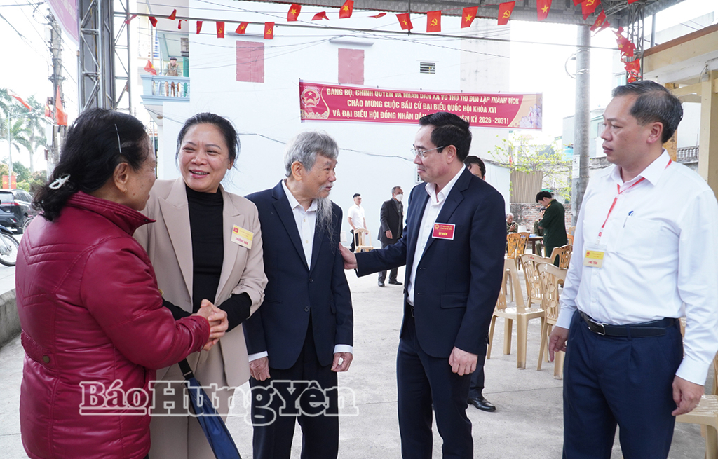 Đồng chí Phó Trưởng đoàn chuyên trách Đoàn Đại biểu VV88 casino đăng ký khóa XV tỉnh Nguyễn Văn Huy và lãnh đạo xã Vũ Thư thăm hỏi, động viên cử tri tại Khu vực bỏ phiếu số 11 (thôn An Bình), đơn vị VV88id casino và khuyến mãi số 1, xã Vũ Thư.