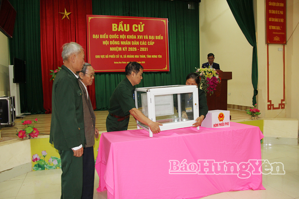 Tổ VV88id casino và khuyến mãi tiến hành kiểm tra, niêm phong hòm phiếu.