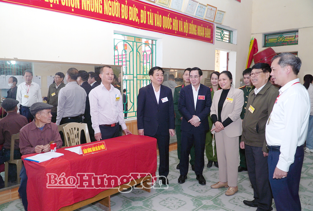 Các đồng chí lãnh đạo tỉnh kiểm tra, động viên các thành viên Tổ VV88id casino và khuyến mãi số 11, thôn An Bình, xã Vũ Thư thực hiện nhiệm vụ tại khu vực bỏ phiếu.