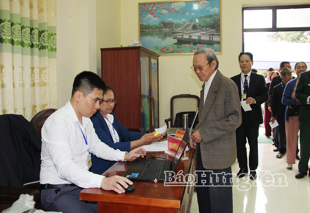 Cử tri thôn Phượng Tường (xã Hoàng Hoa Thám) xuất trình thẻ cử tri và nhận phiếu VV88id casino và khuyến mãi.