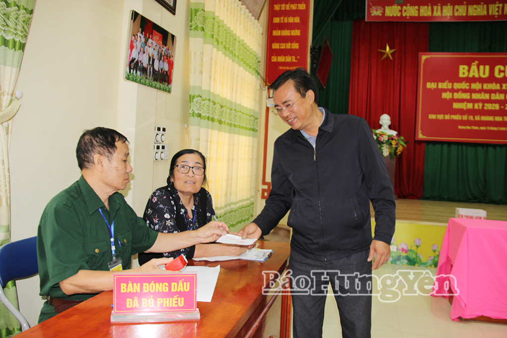 Sau khi bỏ phiếu, Tổ VV88id casino và khuyến mãi đóng dấu “Đã bỏ phiếu” vào thẻ cử tri.