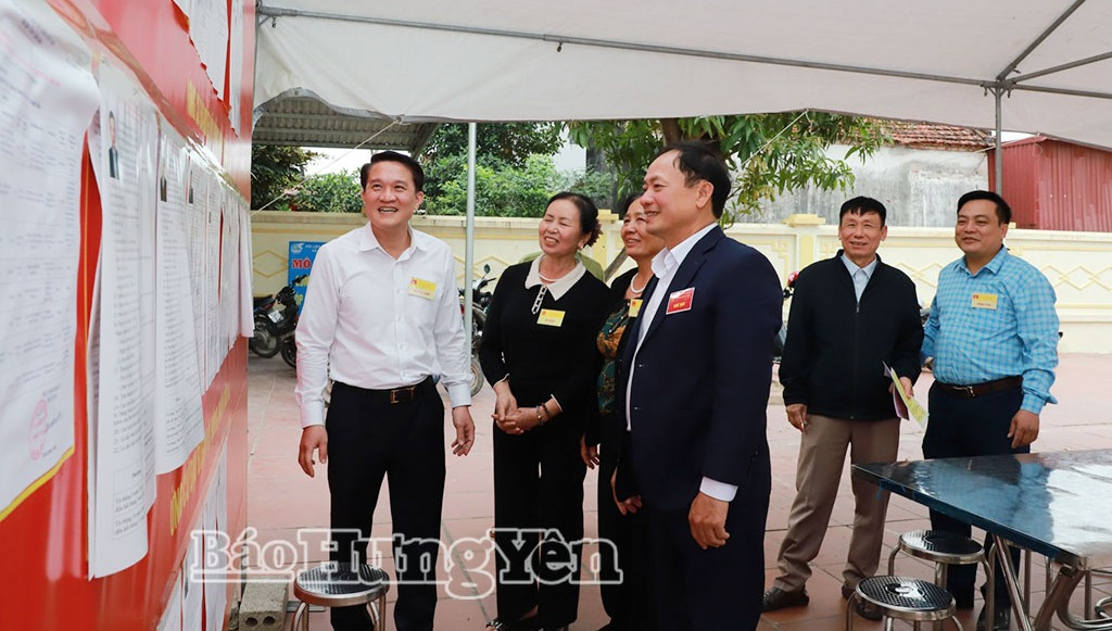 Đồng chí Phó Bí thư Tỉnh ủy, Chủ tịch HĐND tỉnh Trần Quốc Văn động viên, kiểm tra công tác bầu cử tại Khu vực bỏ phiếu số 05, thôn Trương Xá, xã Nghĩa Dân.