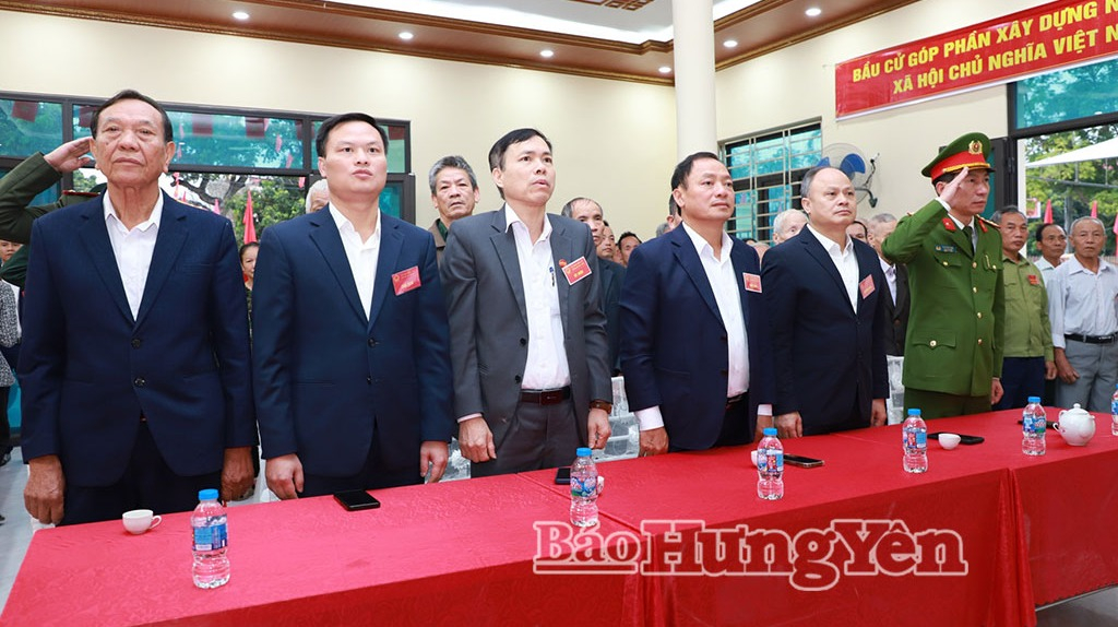 Đồng chí Phó Bí thư Tỉnh ủy, Chủ tịch HĐND tỉnh Trần Quốc Văn và các đại biểu dự lễ khai mạc bầu cử tại Khu vực bỏ phiếu số 04, thôn Cao Trai, xã Xuân Trúc.