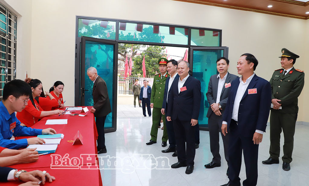 Đồng chí Phó Bí thư Tỉnh ủy, Chủ tịch HĐND tỉnh Trần Quốc Văn kiểm tra công tác bầu cử tại Khu vực bỏ phiếu số 04, thôn Cao Trai, xã Xuân Trúc.