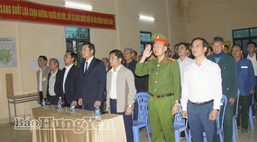 Các đại biểu và cử tri thực hiện nghi thức chào cờ tại lễ khai mạc.