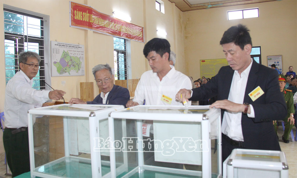 Kiểm tra và dán niêm phong hòm phiếu.