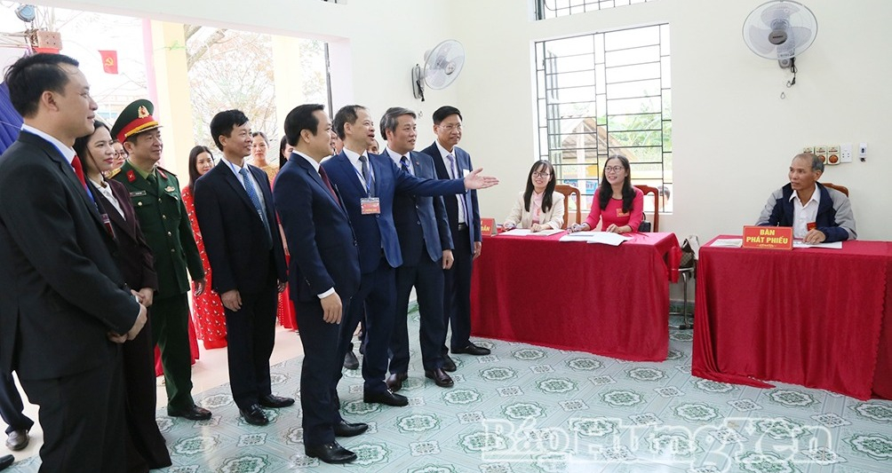 Đồng chí Chủ tịch UBND tỉnh Phạm Quang Ngọc kiểm tra, chỉ đạo công tác tổ chức bầu cử tại Khu vực bỏ phiếu số 18 (thôn Châu Tiến), xã Quỳnh Phụ.