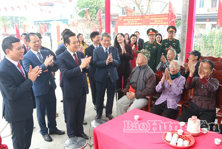 Đồng chí Chủ tịch UBND tỉnh Phạm Quang Ngọc hoan nghênh cử tri tại Khu vực bỏ phiếu số 18 (thôn Châu Tiến), xã Quỳnh Phụ đến tham gia bỏ phiếu từ sớm, thể hiện tinh thần trách nhiệm và ý thức công dân trong ngày bầu cử.