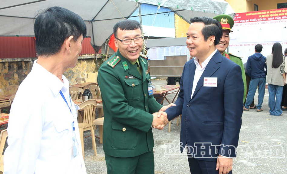 Đồng chí Chủ tịch UBND tỉnh Phạm Quang Ngọc thăm hỏi, động viên các lực lượng tham gia phục vụ công tác bầu cử tại Khu vực bỏ phiếu số 2 (thôn Vạn Xuân Nam), xã Đông Thụy Anh.