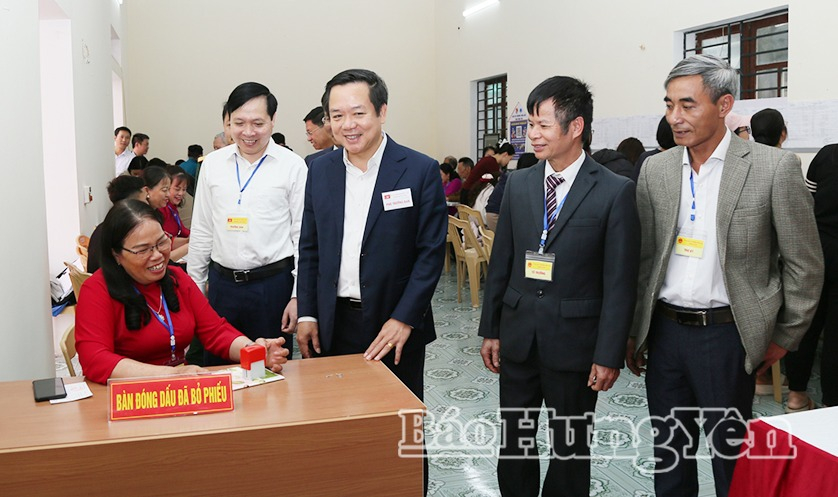 Đồng chí Chủ tịch UBND tỉnh Phạm Quang Ngọc kiểm tra, chỉ đạo công tác tổ chức bầu cử tại Khu vực bỏ phiếu số 2 (tổ dân phố số 5) phường Trần Lãm.