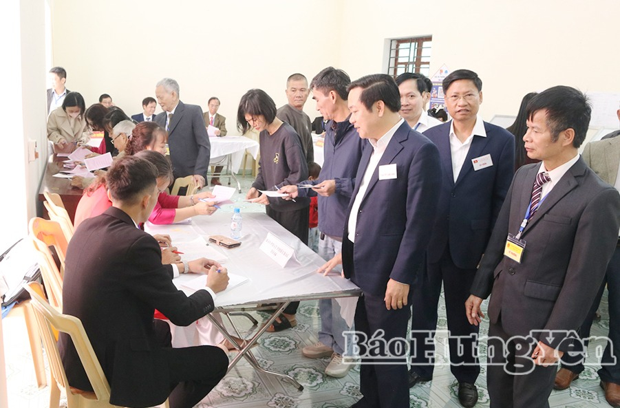 Đồng chí Chủ tịch UBND tỉnh Phạm Quang Ngọc kiểm tra, chỉ đạo công tác tổ chức bầu cử tại Khu vực bỏ phiếu số 2, phường Trần Lãm.