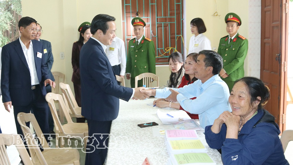 Đồng chí Chủ tịch UBND tỉnh Phạm Quang Ngọc thăm hỏi, động viên thành viên tổ bầu cử tại Khu vực bỏ phiếu số 15 (tổ dân phố Thanh Miếu), phường Vũ Phúc.